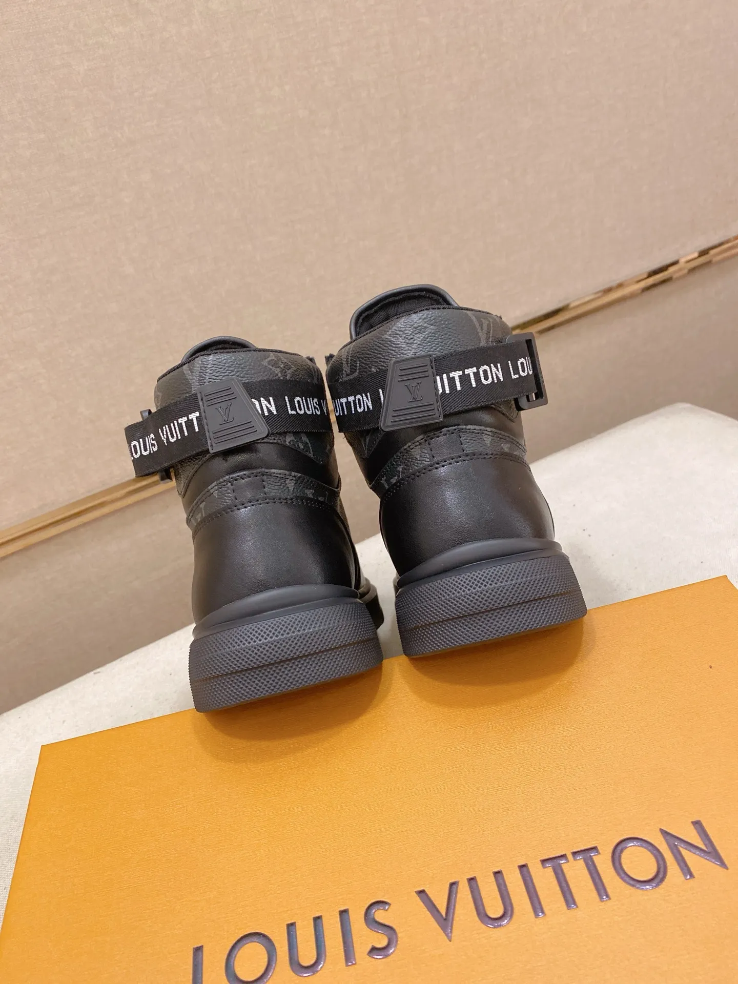 Men's shoes 420💰louis vuitton (Louis Vuitton/lv)🔍🔍The new counters are on sale at the same time. The uppers are imported from Italy. ⃣️Re-engraved🇮🇹💪💪, ⚠Sole: The original sole is specially provided by the original factory, the exclusive movable molded sole is super comfortable, ⚠Original and single goods 🔍high quality, you can enter and leave the counter at will, welcome to compare⚠. Code number: 38-44 (45/customized, non-refundable)